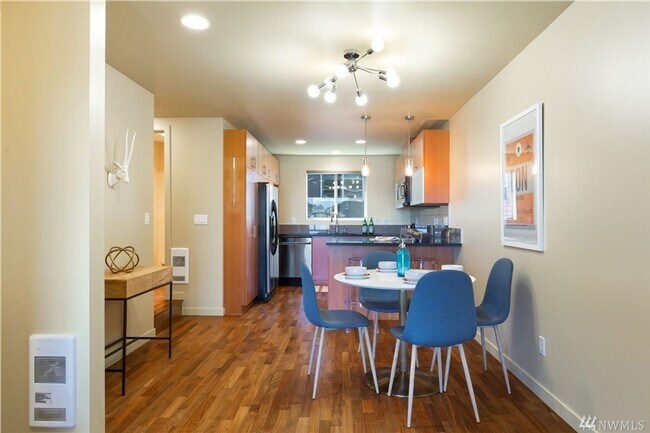 Building Photo - 2BR + Flex Townhouse – Private Garden & Ga...