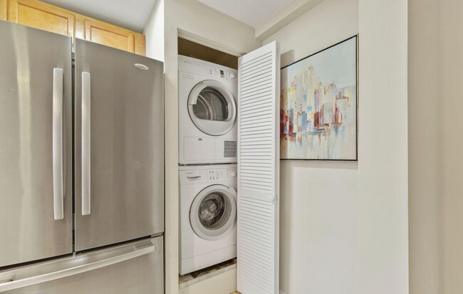 Foto del edificio - FABULOUS ONE BED WITH PARKING IN COLUMBIA HEIGHTS