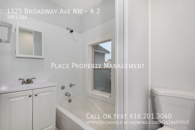 Foto del edificio - 1325 Broadway #2 - 3bed/1 Bath Upper unit