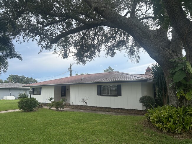 Building Photo - 2450 Mineola Dr N