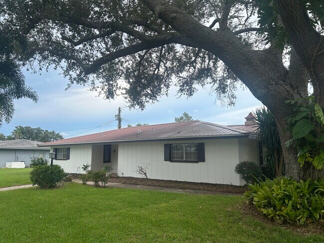 Foto del edificio - 2450 Mineola Dr N