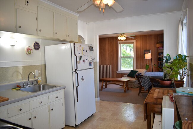 Kitchen - 220 Webber Ave