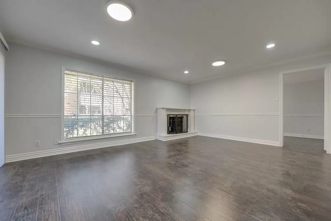 Building Photo - Conveniently located condo in Dallas