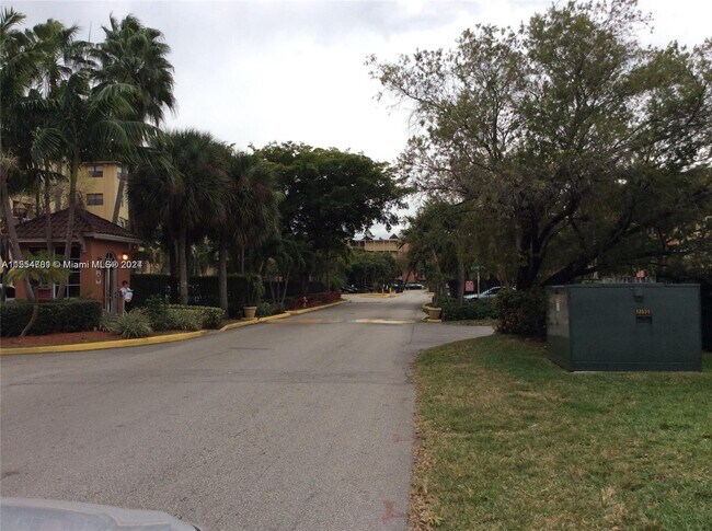 Foto del edificio - 8290 Lake Dr
