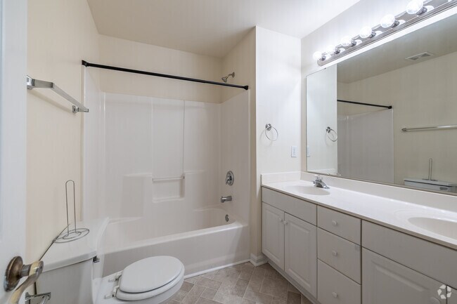 2 habitaciones, 1.5 baños - 1,132 pies cuadrados - Casa adosada - Baño - East Gate Villas