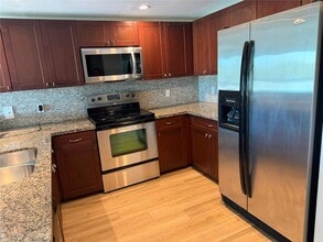 Building Photo - 2740 SW 28th Terrace