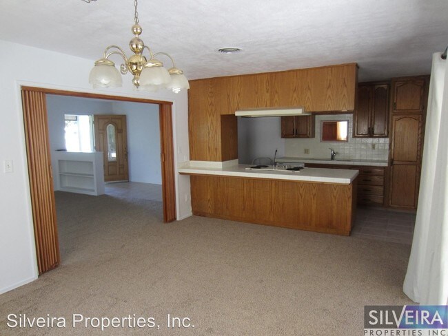 Building Photo - 565 Dahlia Pl