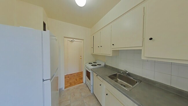 Photo du bâtiment - 1589–1607 Victoria Park Ave