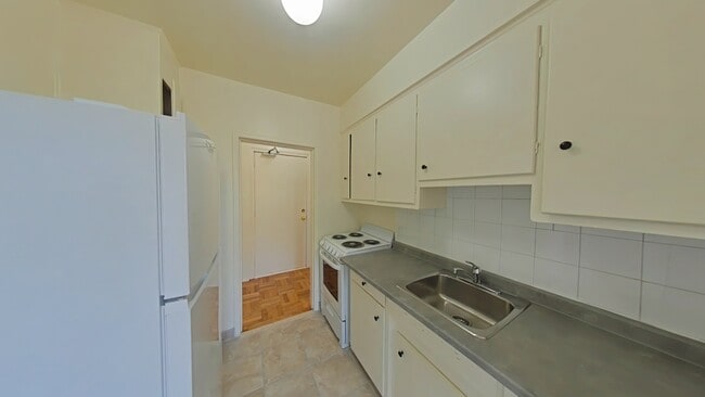 Building Photo - Traymore Apartments