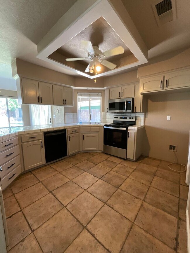 Foto del edificio - Spacious Four Bedroom Home in Figarden Loo...