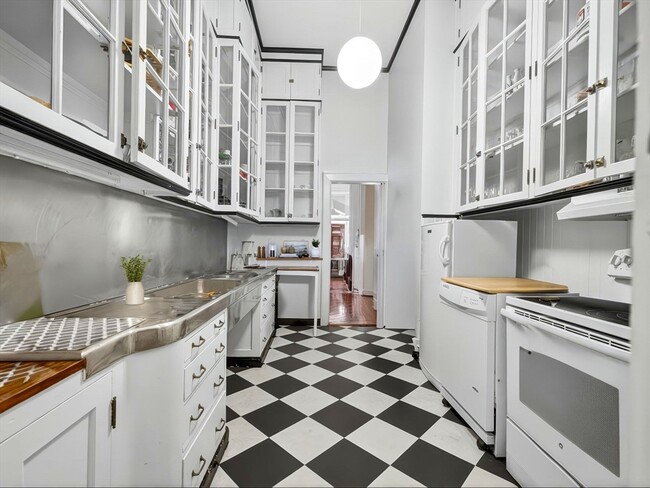 Building Photo - 49 Beacon St