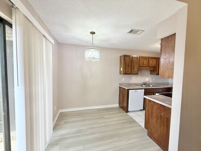 Building Photo - 2-Bedroom Quadplex
