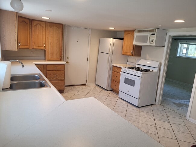 Building Photo - 2537 Rhodes Ave