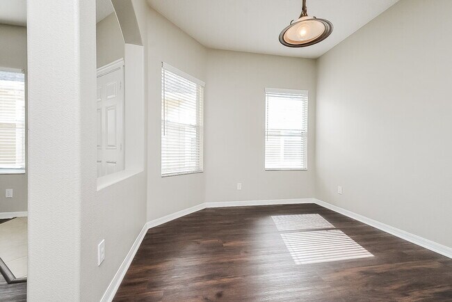 Foto del edificio - 6816 Surrey Oak Dr