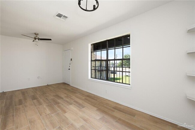 Foto del edificio - 120 E Schunior St