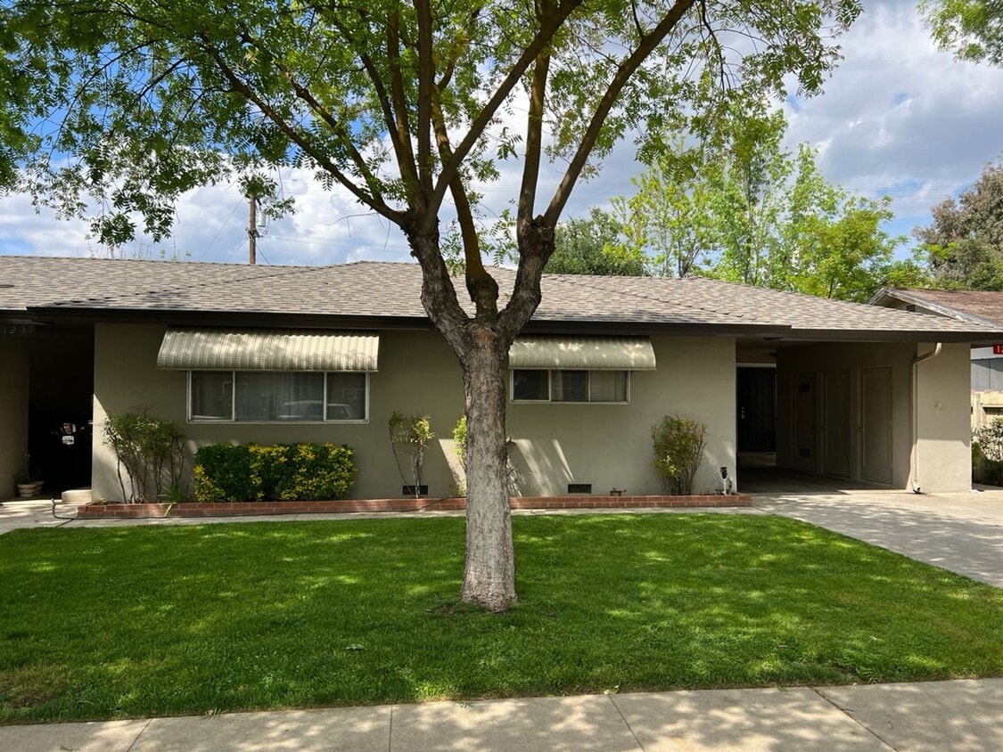 Foto principal - Two-bedroom single story unit with a carport!