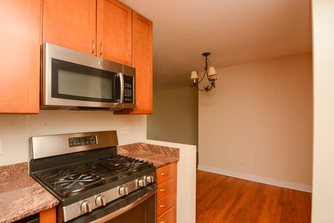 Building Photo - 650 W Wrightwood Ave