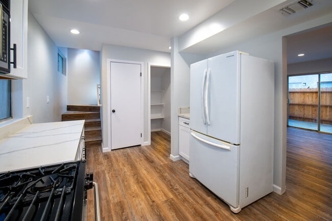 Foto del edificio - Fully Remodeled Townhouse in Gated Gardena...