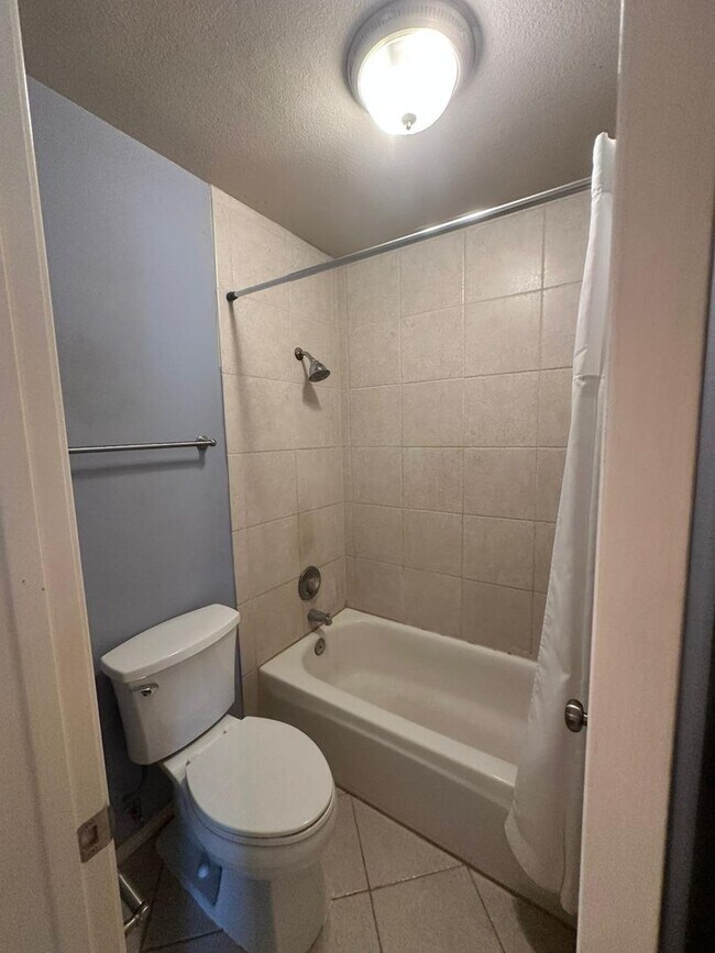 Foto del edificio - 3 BD/2.5 BA AVAILABLE IN GATED COMMUNITY I...