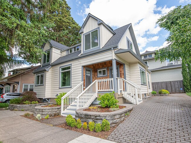Building Photo - Cute NE 1 bedroom/1 bathroom Unit!