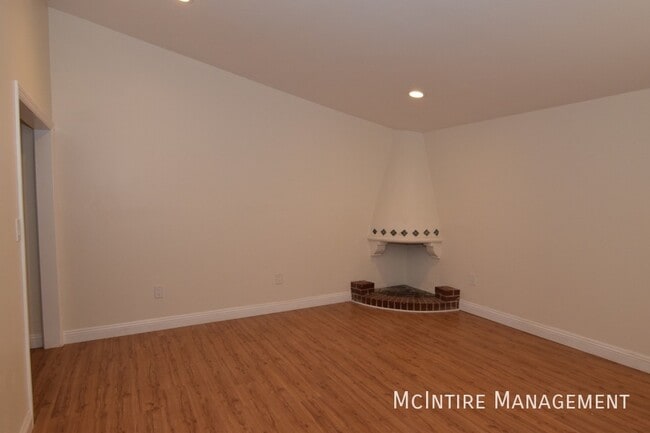 Building Photo - Beautiful 1BD/2BA Unit, Central A/C, Parki...