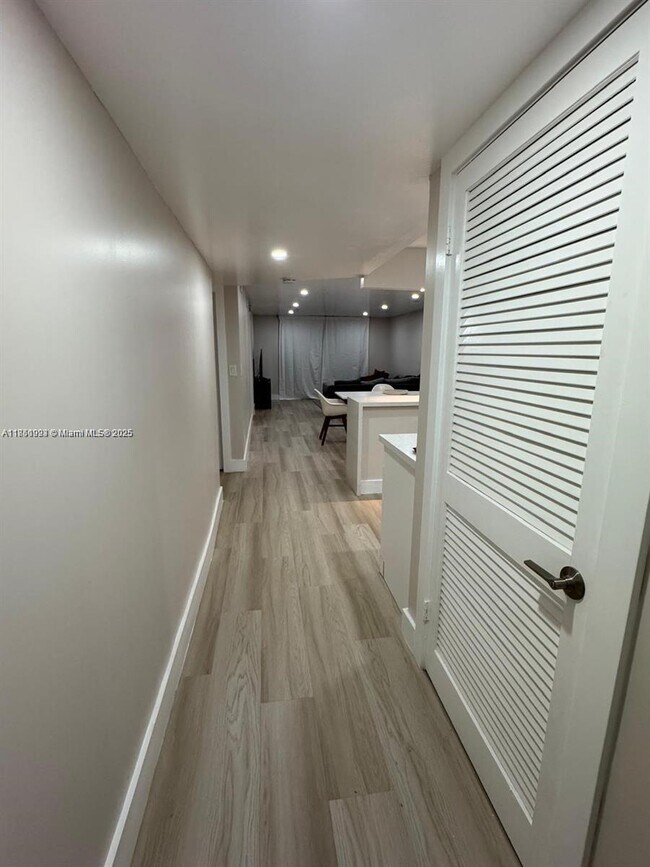 Foto del edificio - 9200 N Hollybrook Lake Dr