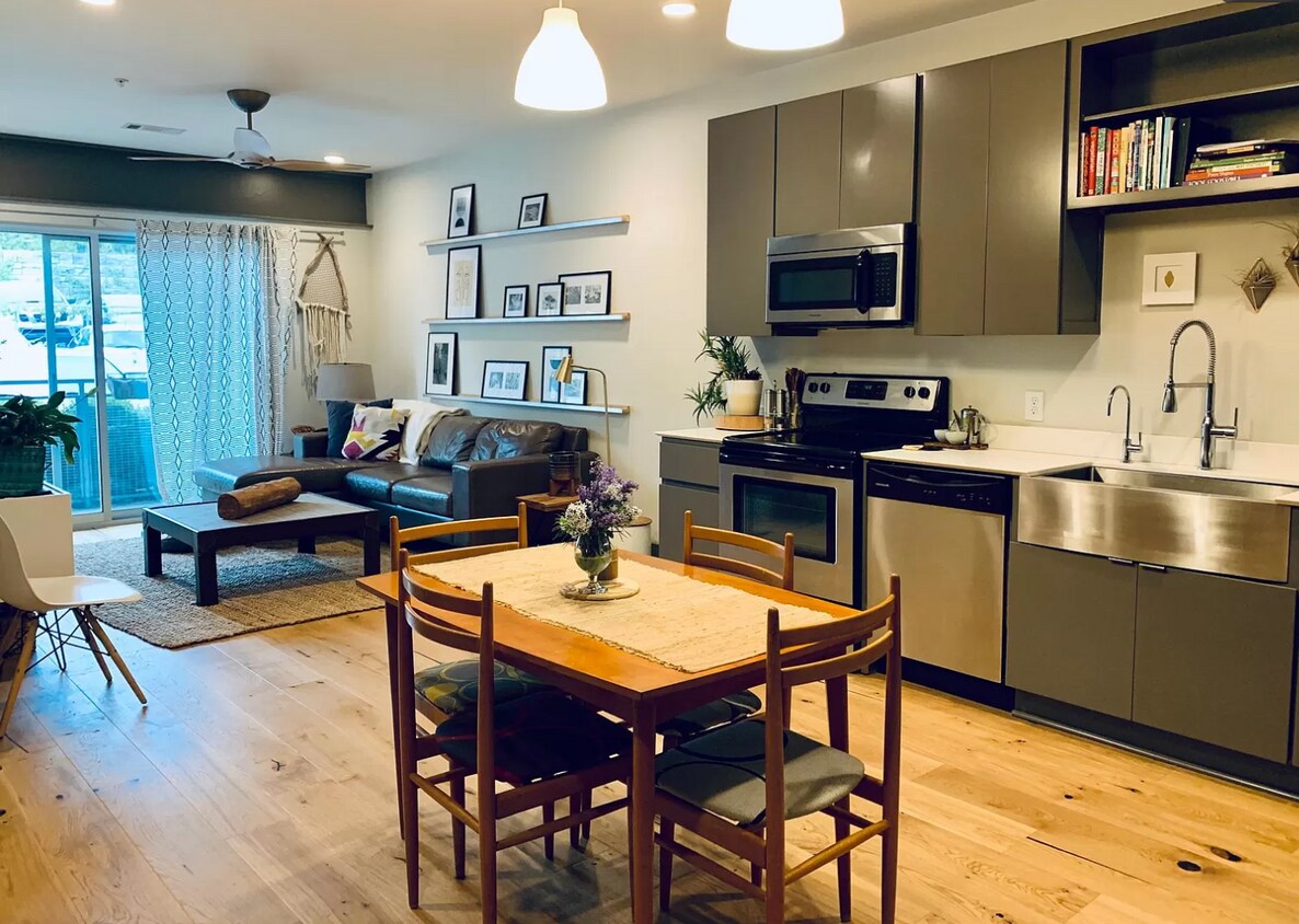 Kitchen & Living Room - 1260 Martin St