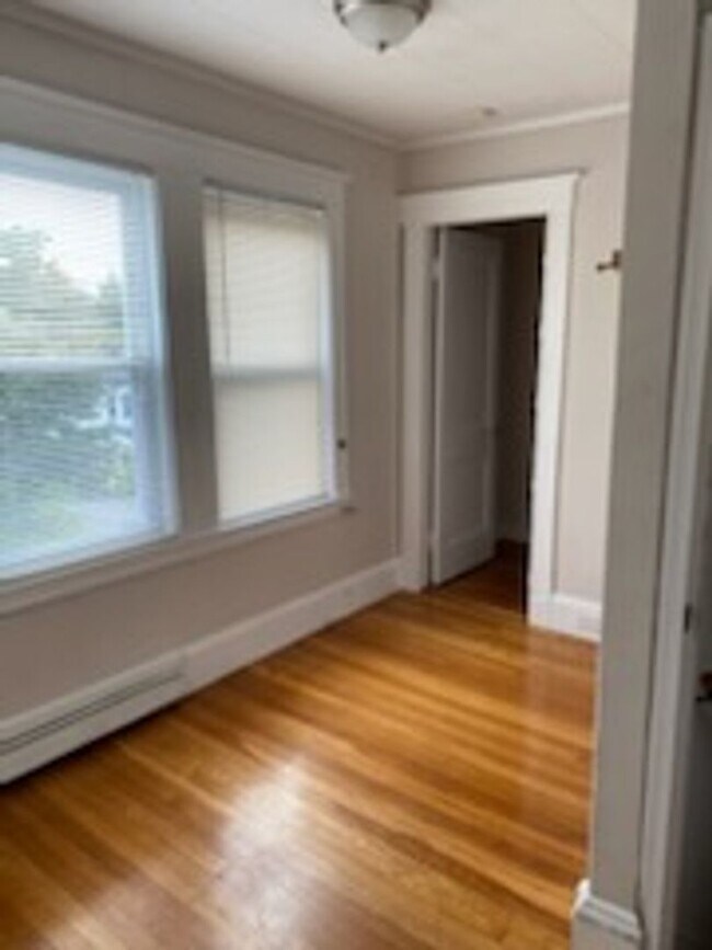Building Photo - Lovely Brighton 4-bed, 2-bath Townhouse Near BC
