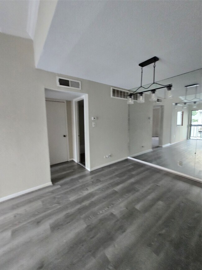 Foto del edificio - 9550 Deering Dr