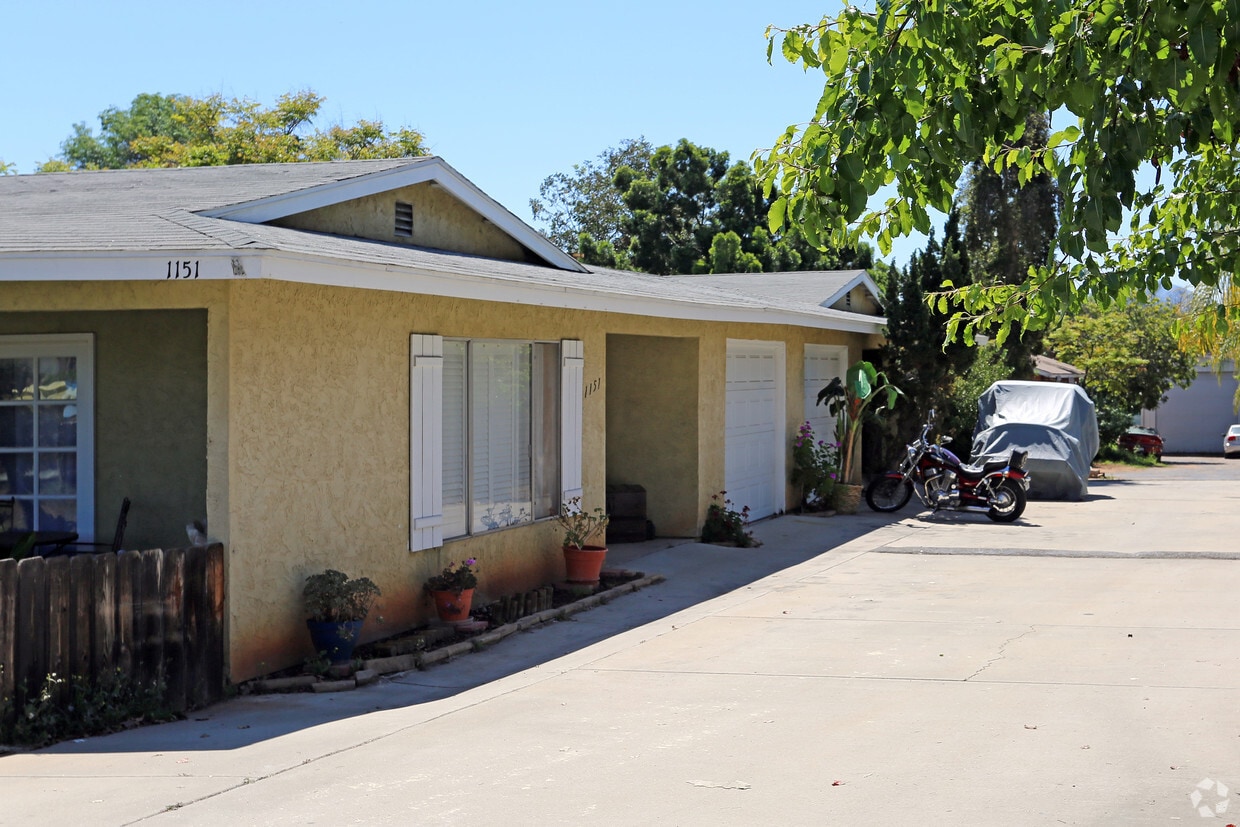 Primary Photo - 1155-1157 Persimmon Ave