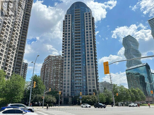 Photo du bâtiment - 330-330 Burnhamthorpe Rd W
