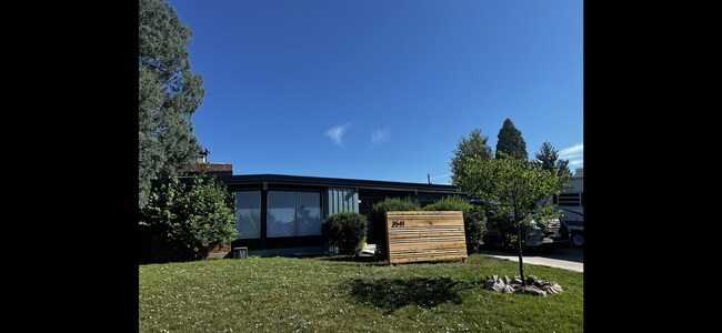 Foto del edificio - Updated Single-Level Mid-Century-Modern Home