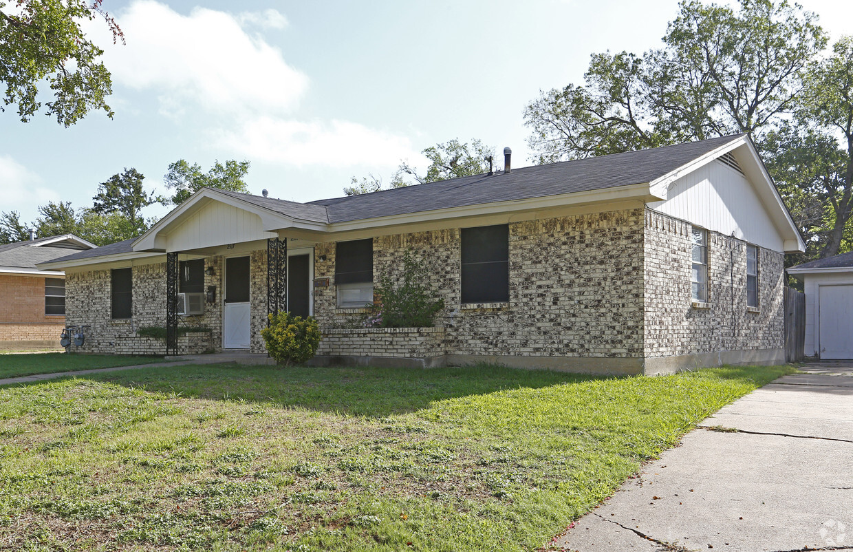 Normont Duplexes Apartments in Fort Worth, TX