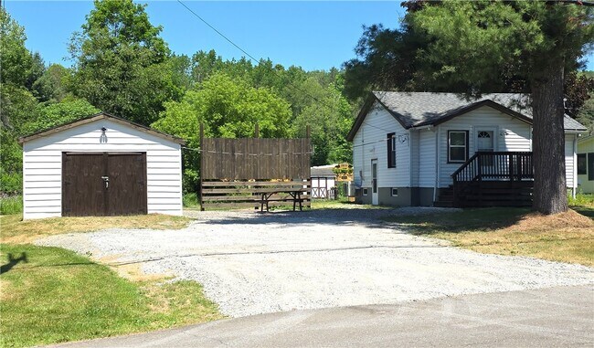 Foto del edificio - 1945 Bradley Creek Rd