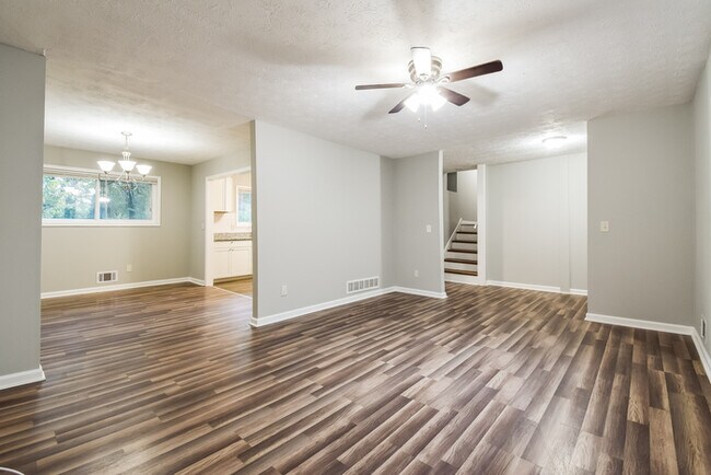 Foto del edificio - Refreshed 4-Bedroom Home in Riverdale, GA