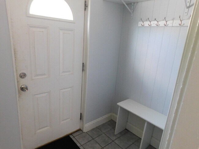 Foto del edificio - Spacious Colonial Walking Distance to Downtown Royal Oak