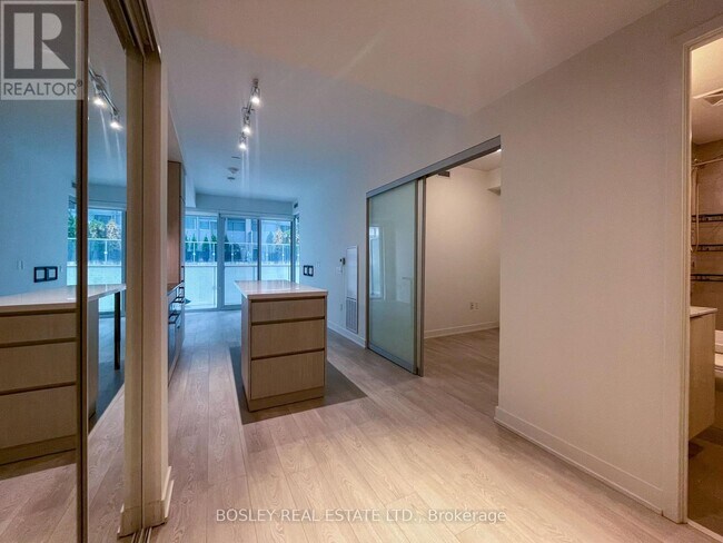 Building Photo - 15-315 Queens Quay E
