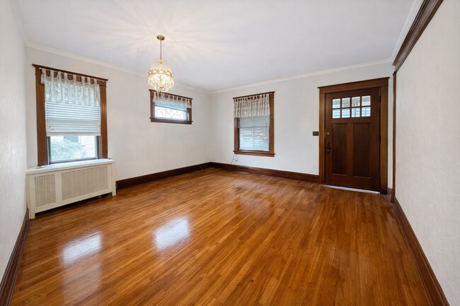 Building Photo - JUNE MOVE IN- HAMLINE UNIVERSITY - 5 BEDROOM