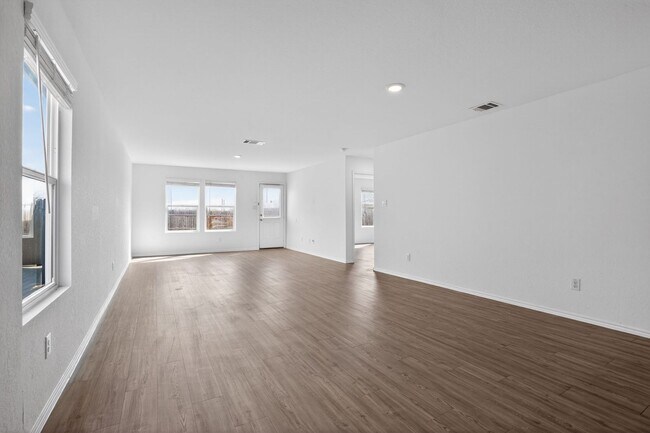 Building Photo - Modern 4-Bedroom Home in Crescent Hills – Open Concept & Private Yard