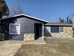Building Photo - 6125 SE 6th St