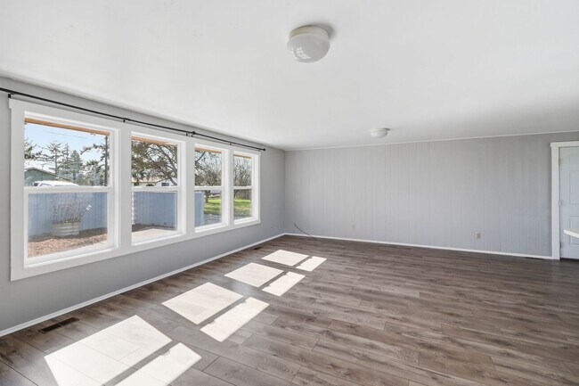 Building Photo - 4 Bed 2 Bath - Pet Friendly - Groups - Landscaping Included - NAS Whidbey