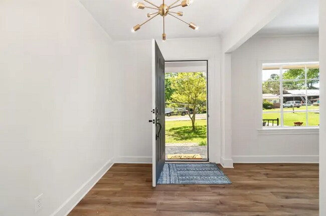 Foto del edificio - 807 Crestview Dr