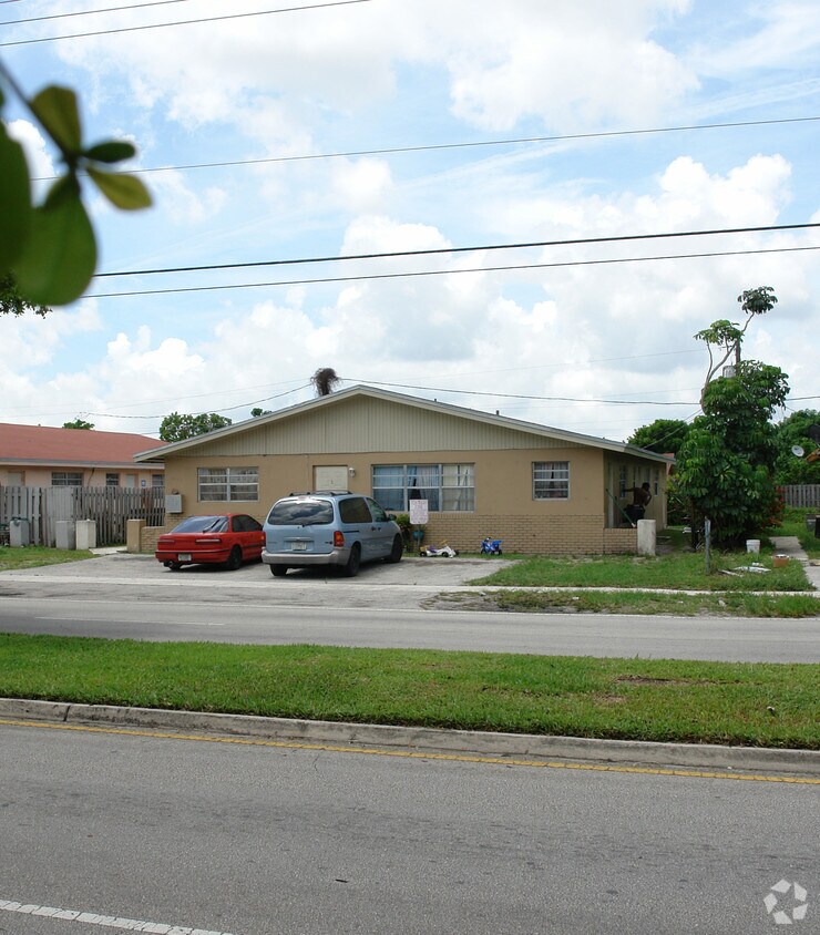 Foto principal - 5992 NW 19th St