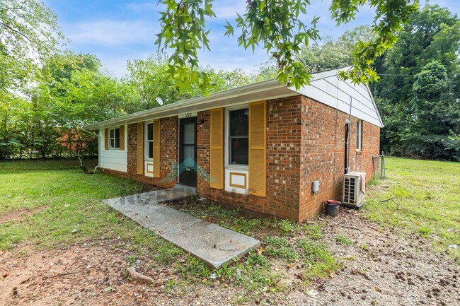 Building Photo - Charming, Move-In Ready Home in the Heart ...