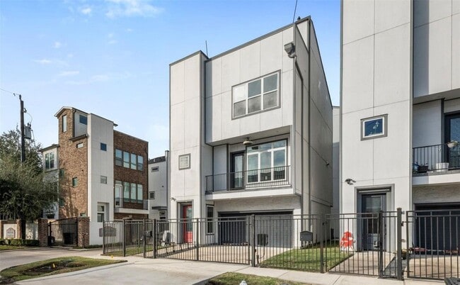 Foto del edificio - 6106 Clarkson Ln