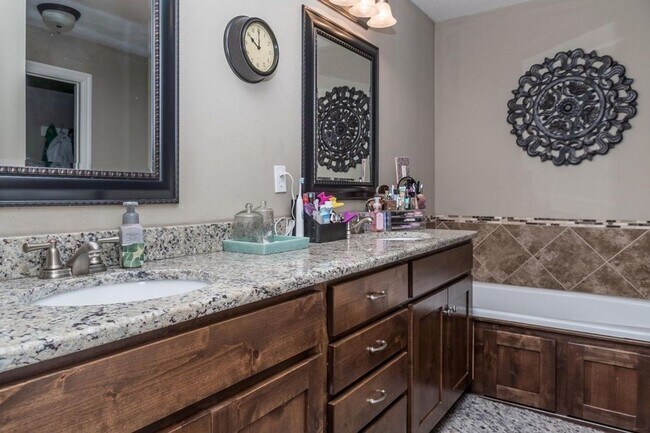 Building Photo - Beautiful 4BD in Battlefield, MO