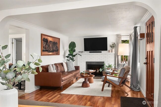 Building Photo - Bright & Charming 1Bed/1Bath + Den in Prim...