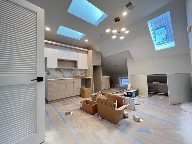 Building Photo - 1 bedroom in Chicago IL 60657