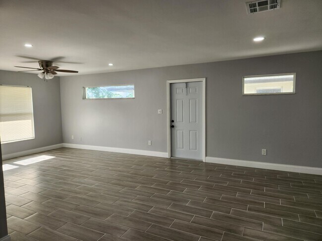 Foto del edificio - 525 Putnam Rd