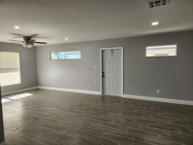 Building Photo - 525 Putnam Rd